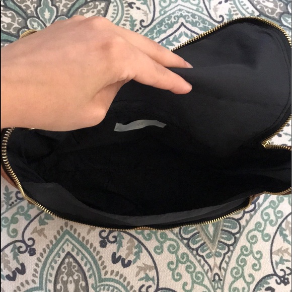 Lady’s cross body/ messenger bag - Picture 3 of 7